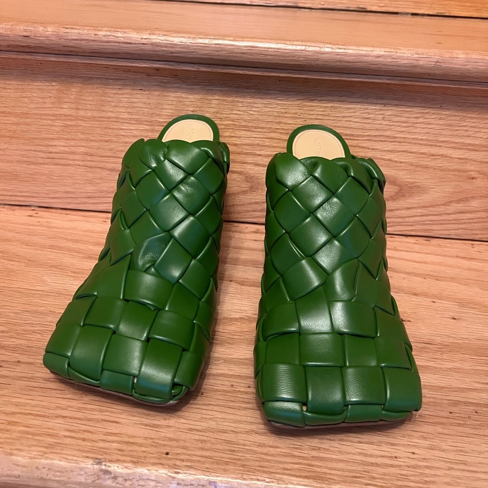 *SOLDBottega Veneta Intrecciato Woven Mule size 42
